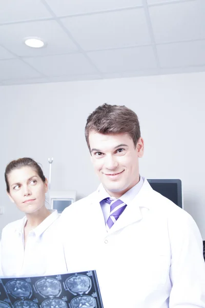Dottore con un paziente che guarda i raggi X — Foto Stock