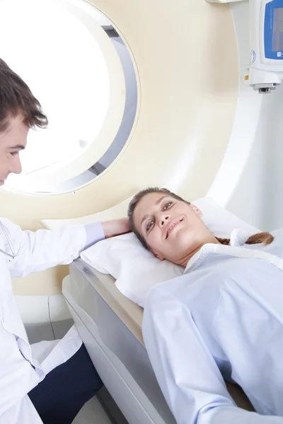 Doctor doing tomography to patient — Stock Photo, Image