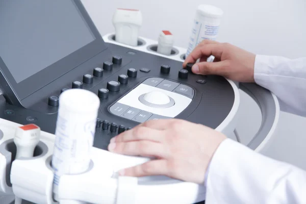 Doctor doing a doppler sonography — Stock Photo, Image