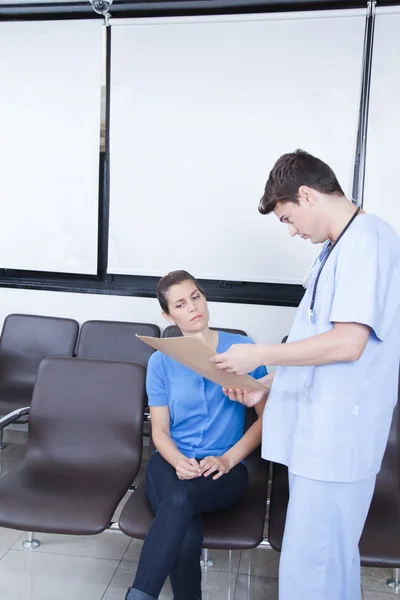 Enfermera masculina hablando con mujer —  Fotos de Stock
