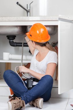 kadın tesisatçı boru sabitleme