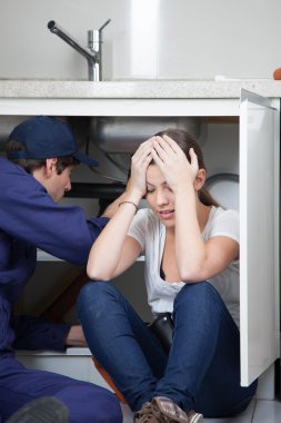 Tesisatçı bir lavabo tamir