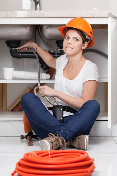 Plombier femme réparer le tuyau — Photo