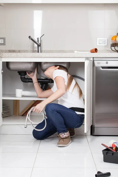 Woman plumber checking the sink — Stock Photo, Image