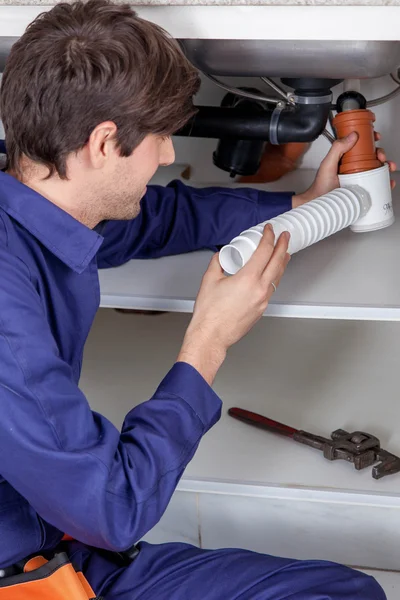 Plumber fixing the sink — Stock Photo, Image