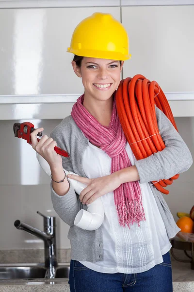 Plombier femme avec outils — Photo