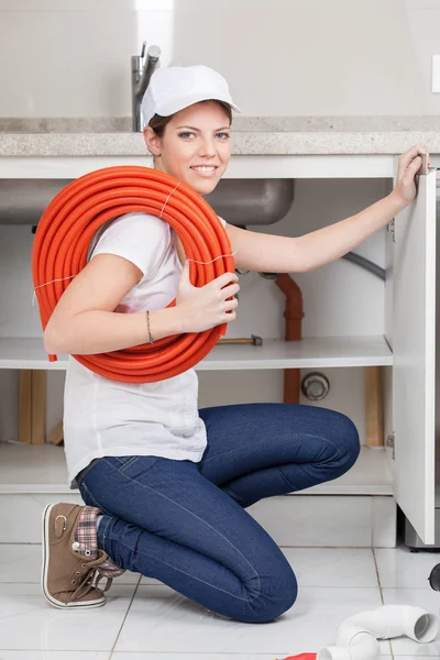 Femme plombier avec tuyau ondulé — Photo