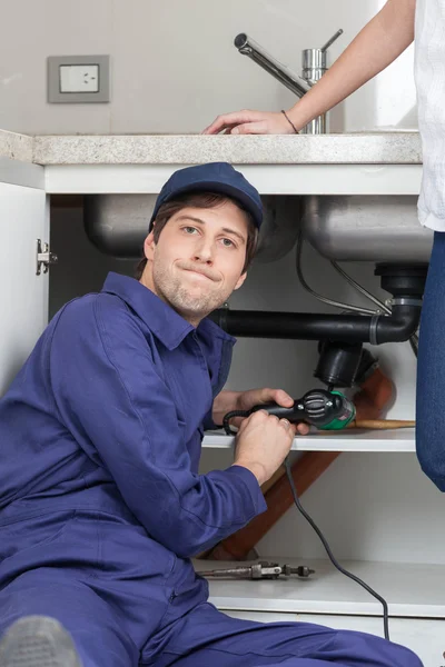 Plumber having doubt — Stock Photo, Image