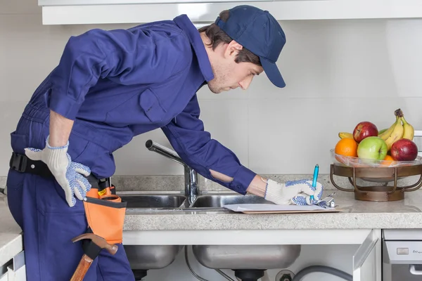 Loodgieter schrijven op Klembord — Stockfoto