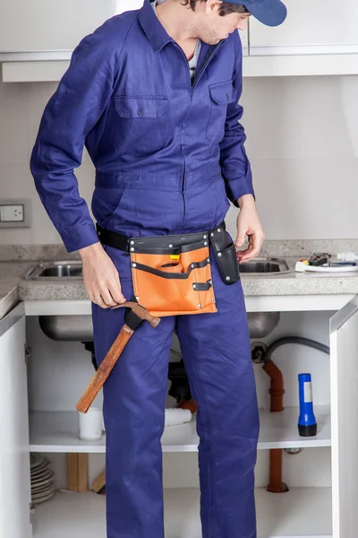 Jeune plombier avec ceinture à outils — Photo