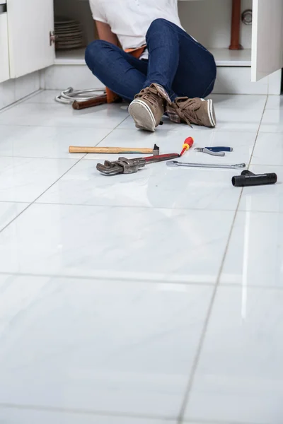 Loodgieter werken in de keuken — Stockfoto