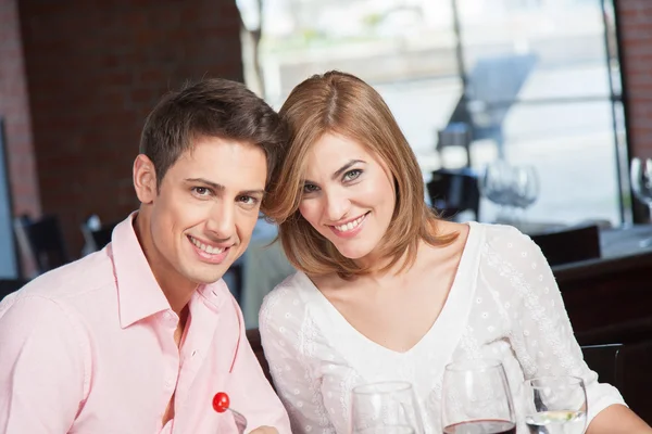 Casal apaixonado sentado no restaurante — Fotografia de Stock