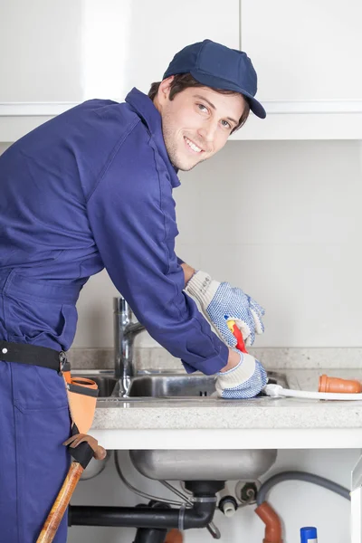 Plumber repairing the sink — Stock Photo, Image