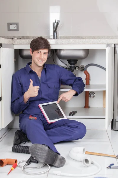 Plumber holding his tablet — Stock Photo, Image