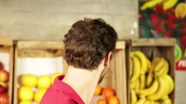 Meyve seçimi ve gülümseyen bir adam