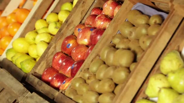 Frutas en el supermercado verde — Vídeos de Stock