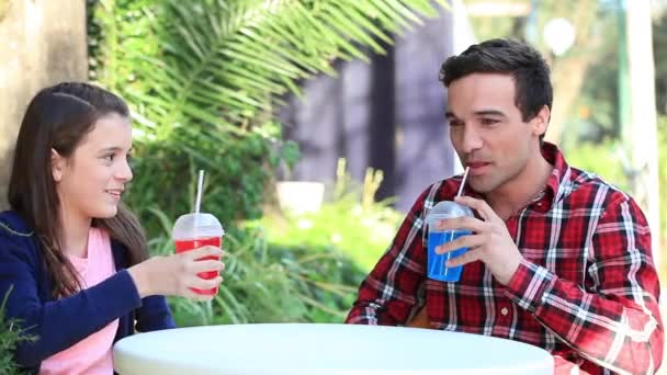 Man met een meisje drinken van een milkshake — Stockvideo
