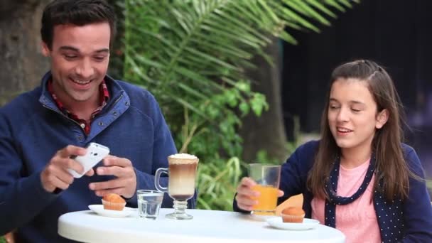 Homme avec une fille dans un café souriant — Video