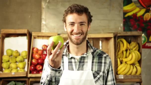 Sellerman показ яблуко — стокове відео