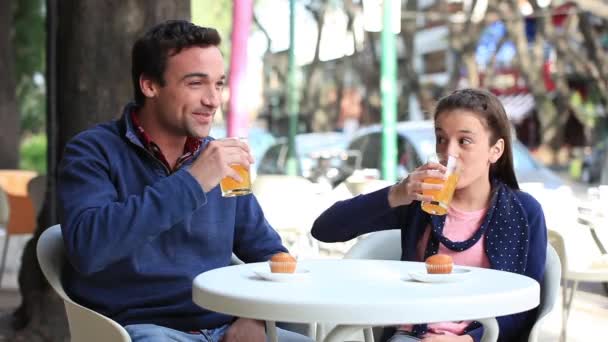 Man met een meisje in een koffie — Stockvideo