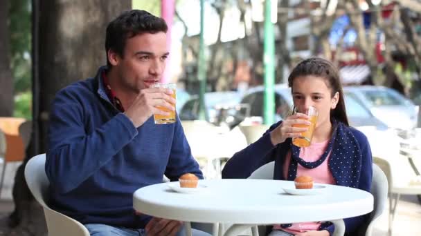 Homem com uma menina em um café — Vídeo de Stock
