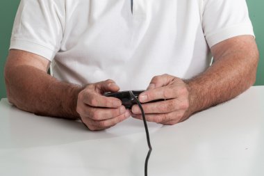 Yaşlı adam video oyunları oynarken