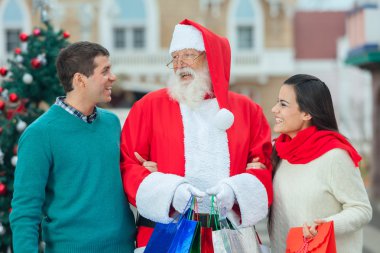 Noel Baba ile genç bir çift