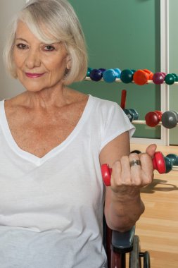 Tekerlekli sandalyede yaşlı kadın