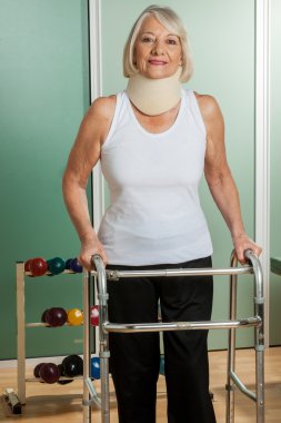 Walker kullanarak bir ortopedik boyun kadınla