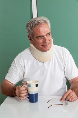 Yaşlı adam oturmuş bir kahvaltı