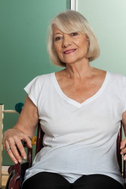 Tekerlekli sandalyede yaşlı kadın