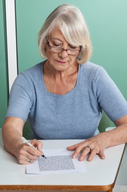 Yaşlı çift oyunları ödemek