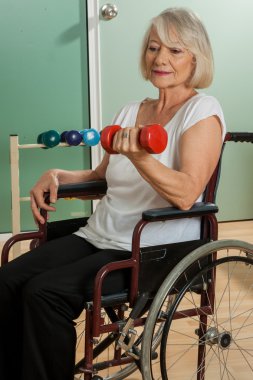 Tekerlekli sandalyede yaşlı kadın