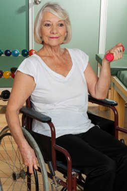 Tekerlekli sandalyede yaşlı kadın
