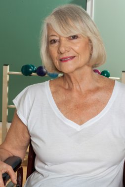 Tekerlekli sandalyede yaşlı kadın