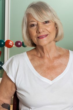 Tekerlekli sandalyede yaşlı kadın