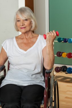 Tekerlekli sandalyede yaşlı kadın