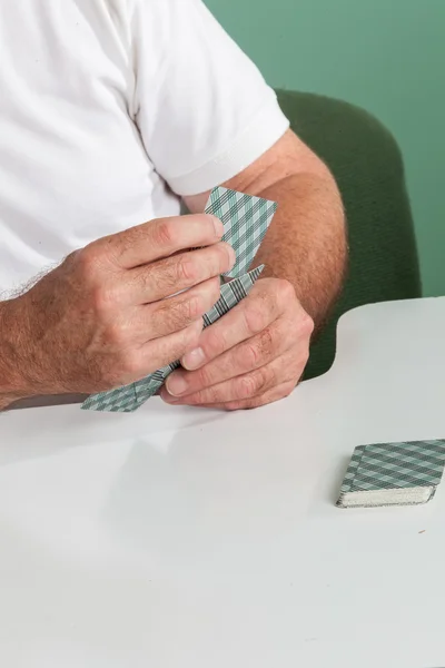 Velho homem jogar cartas — Fotografia de Stock