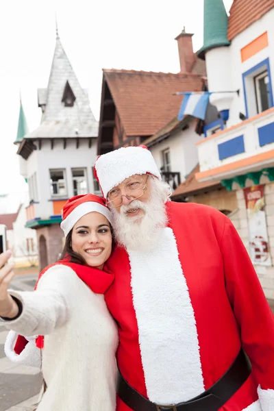 Frau macht Selfie mit Weihnachtsmann — Stockfoto