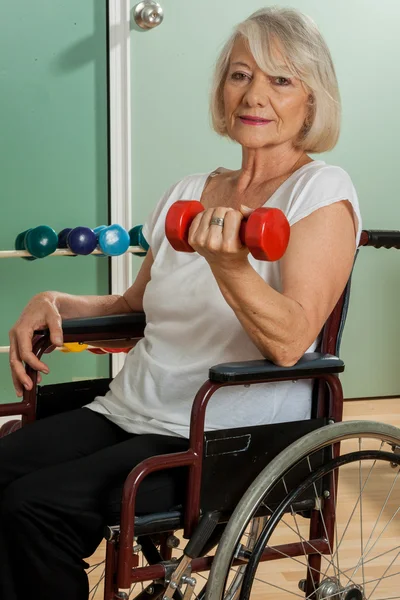 Tekerlekli sandalyede yaşlı kadın