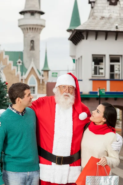 genç bir çift ile Santa