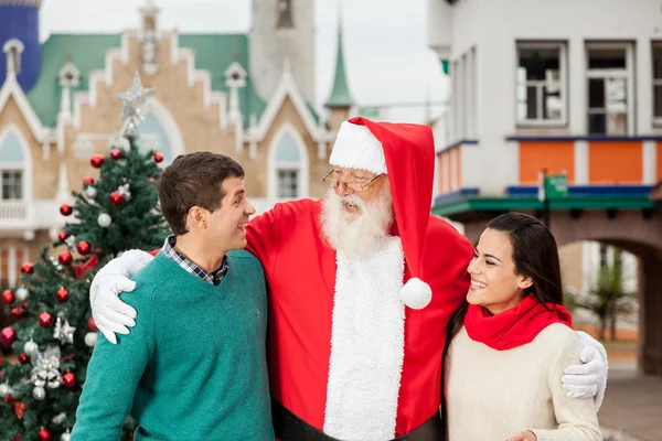 Weihnachtsmann mit einem jungen Paar — Stockfoto