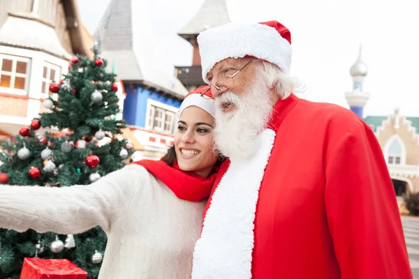 Frau macht Selfie mit Weihnachtsmann — Stockfoto