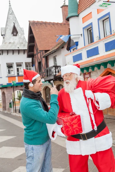 Mann fotografiert Weihnachtsmann — Stockfoto