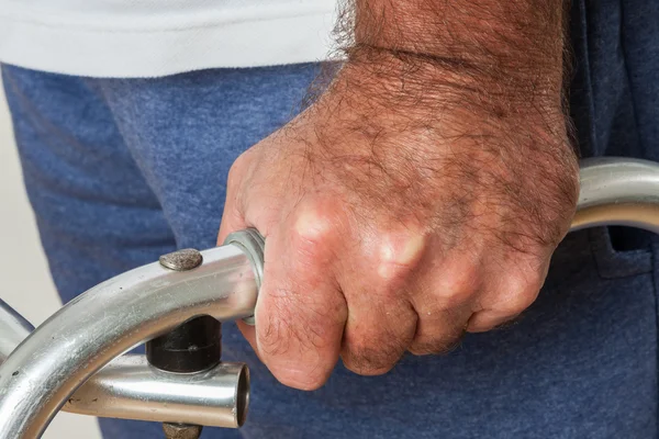 Bir walker kullanan adam