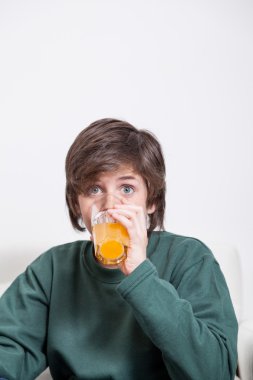 Oranje suyu içme çocuk