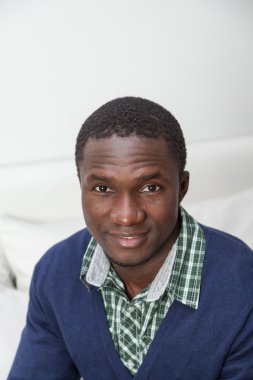 Siyah adam gülümsüyor