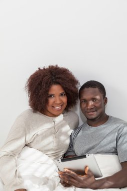 Afrikalı çift dijital tablet kullanma