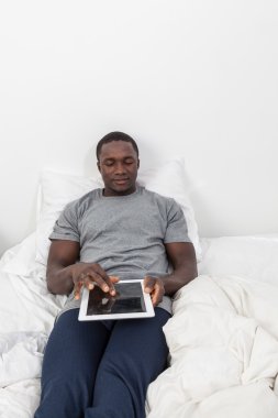 onun tableti kullanan adam