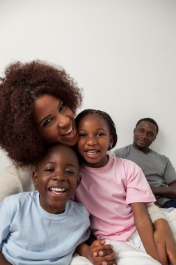 Afrika aile birlikte yatakta